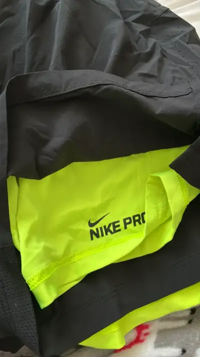 Shorts deportivos Nike Pro negros y amarillos - miniatura 2