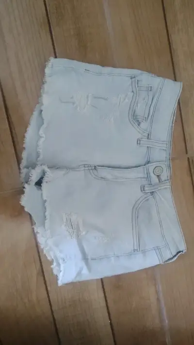 Shorts de mezclilla desgastados para mujer - miniatura 1
