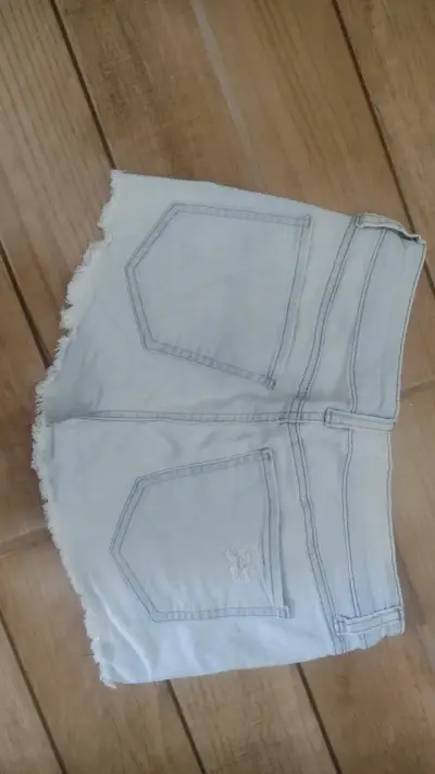 Shorts de mezclilla desgastados para mujer - miniatura 2