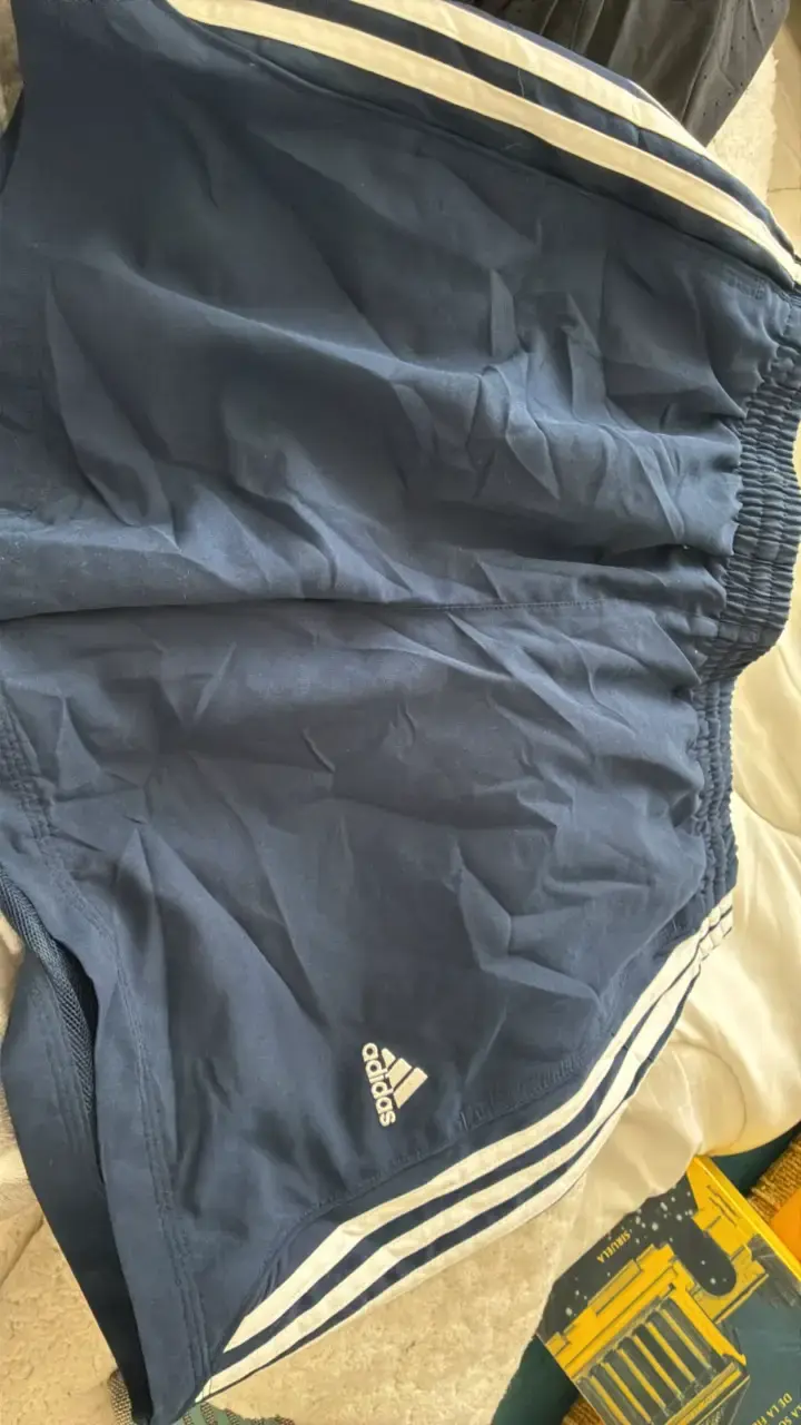 Shorts deportivos azul marino Adidas Essentials - 1