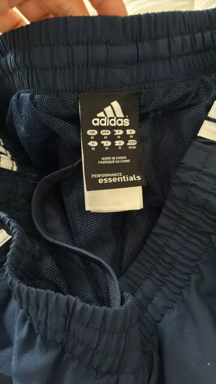 Shorts deportivos azul marino Adidas Essentials - 3