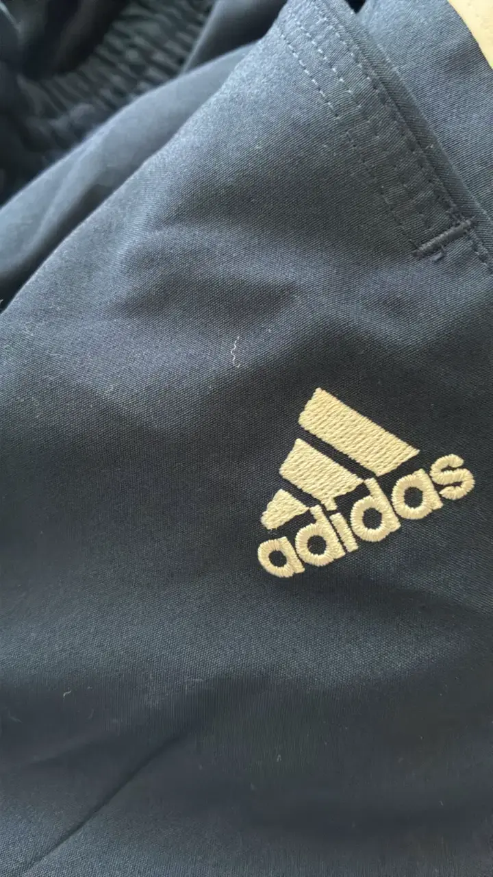 Shorts deportivos azul marino Adidas Essentials - 4