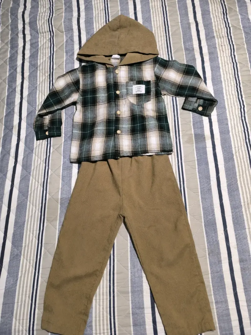 Conjunto infantil con camisa a cuadros y capucha