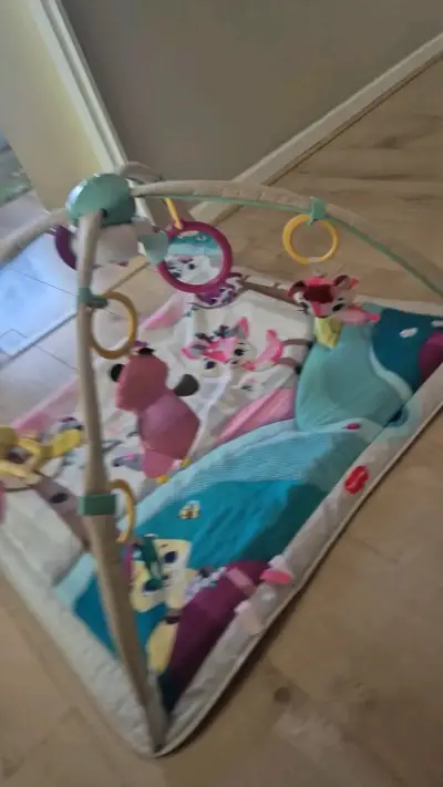 Gimnasio para bebés Tiny Love con juguetes colgantes - miniatura 2