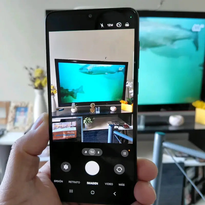 Smartphone Samsung Galaxy con funda y pin SIM - 5