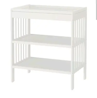 Mudador de madera blanco con estantes - miniatura 1