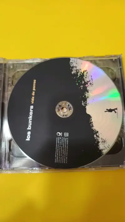 CD Los Bunkers Vida de Perros en buen estado - miniatura 3