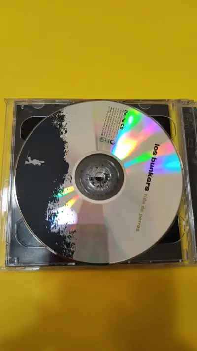 CD Los Bunkers Vida de Perros en buen estado - miniatura 4