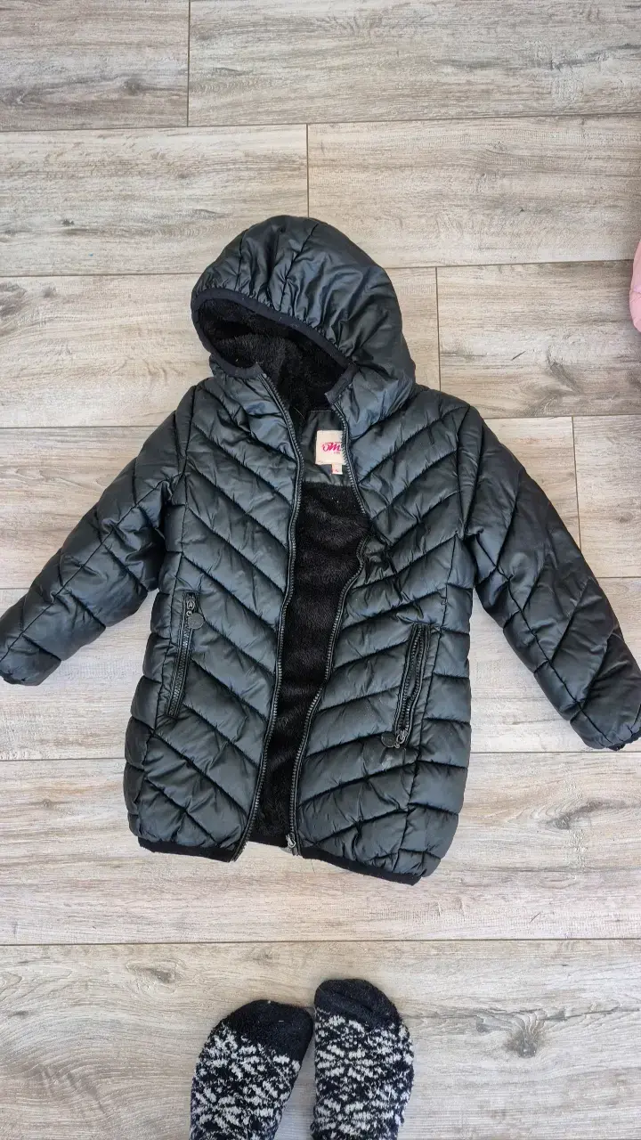 Chaqueta acolchada negra para niña con capucha