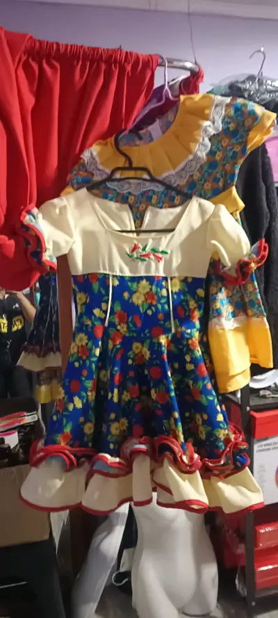 Vestido típico infantil con flores y encaje - miniatura 1