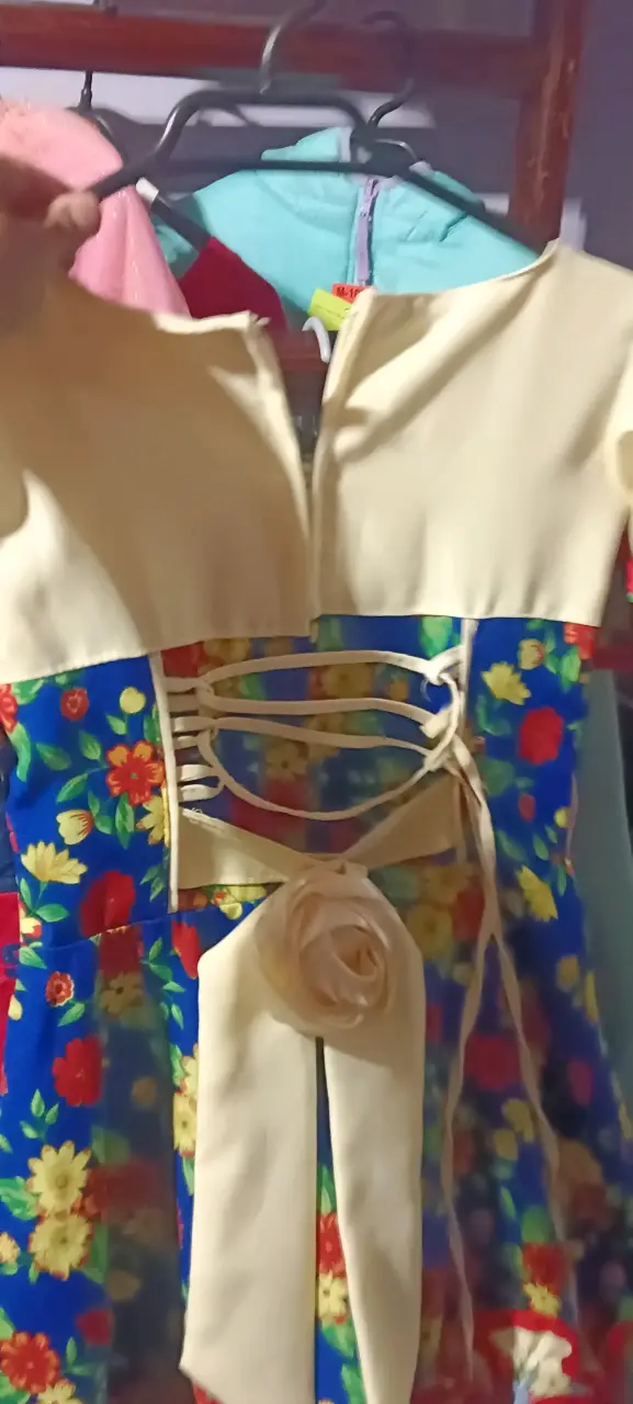 Vestido típico infantil con flores y encaje - 2