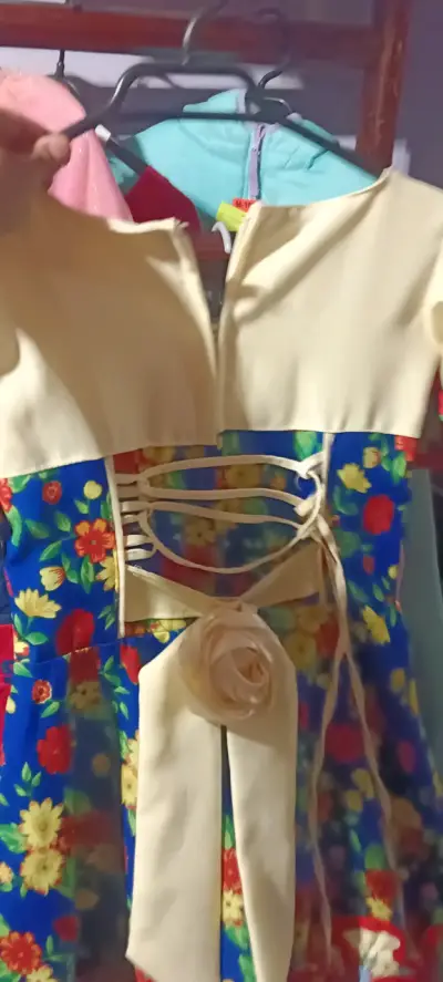 Vestido típico infantil con flores y encaje - miniatura 2