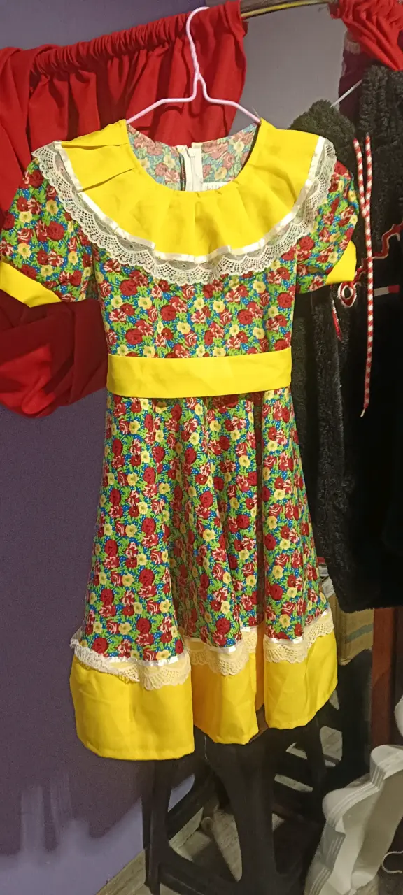 Vestido típico infantil con flores y encaje - 3