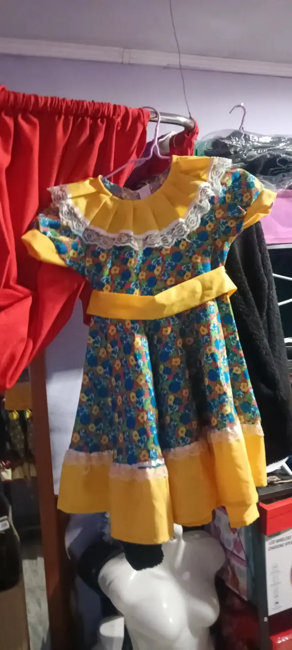 Vestido típico infantil con flores y encaje - 5