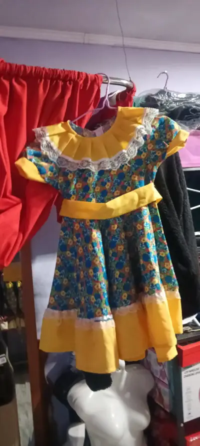 Vestido típico infantil con flores y encaje - miniatura 5