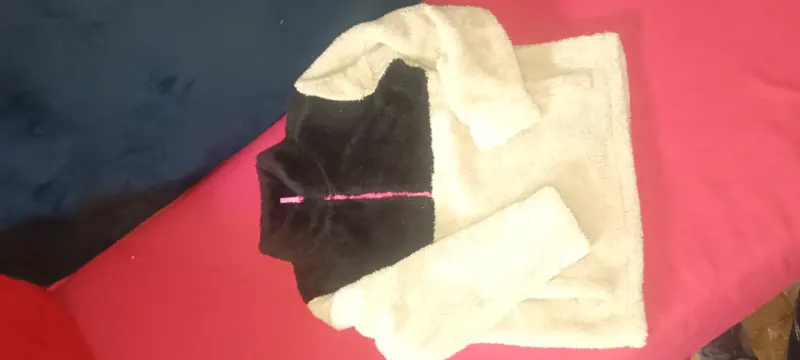 Polerón negro con capucha y bolsillo frontal - 5