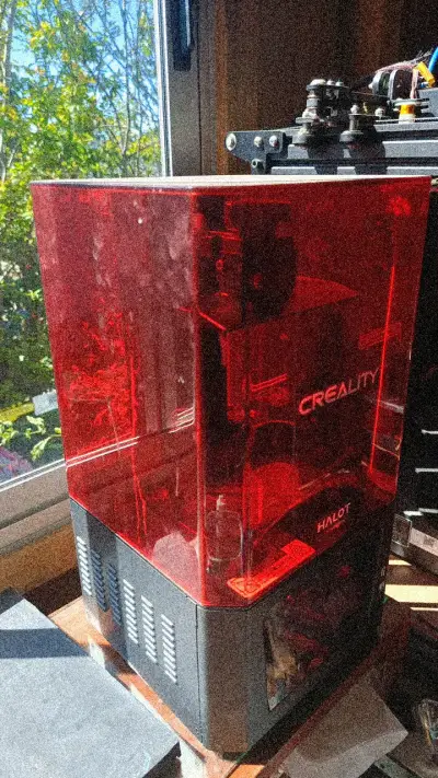 Impresora 3D Creality Halot con cubierta roja - miniatura 2