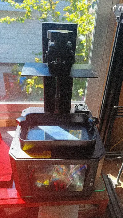 Impresora 3D Creality Halot con cubierta roja - miniatura 3