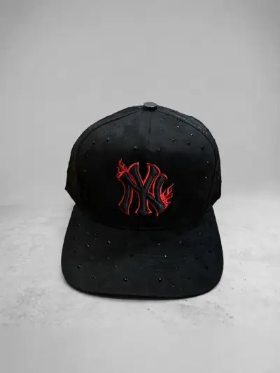 Gorra negra con logo bordado en rojo - miniatura 1