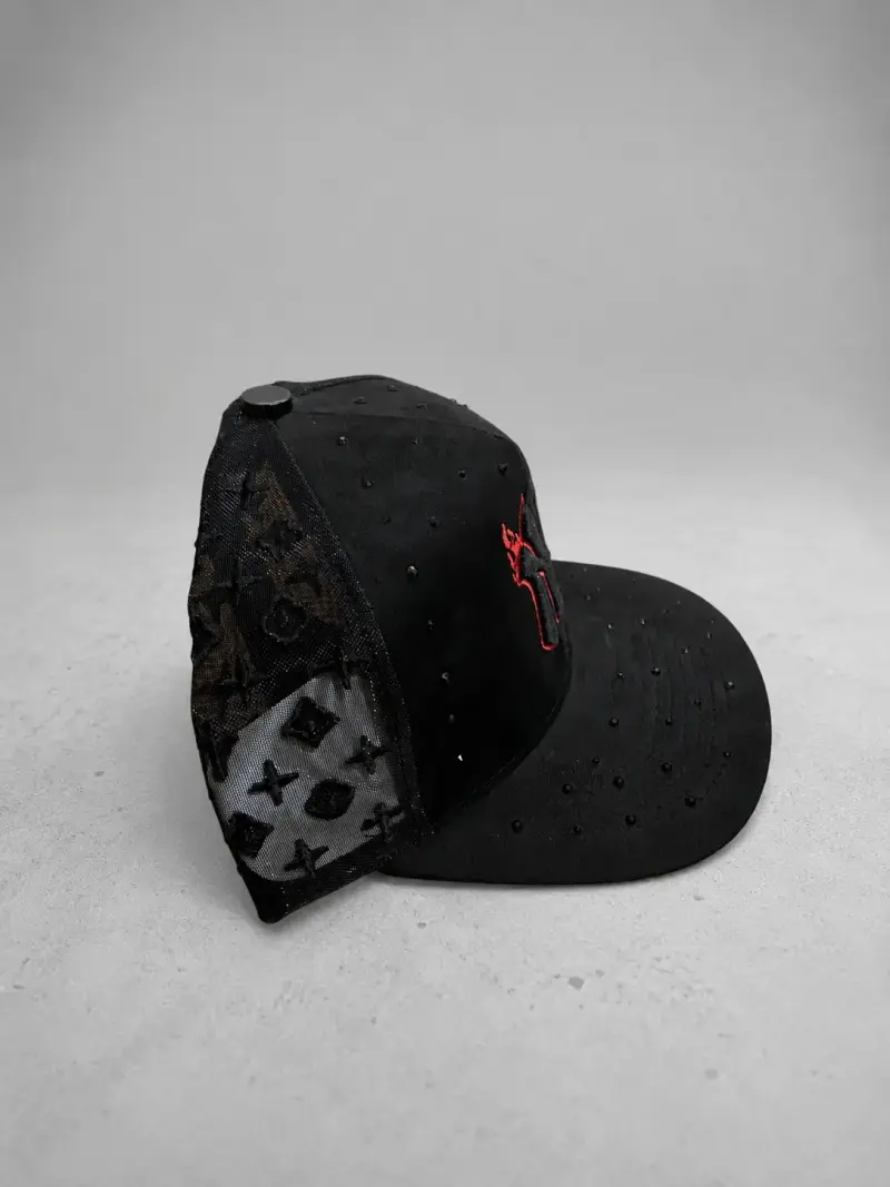 Gorra negra con logo bordado en rojo - 2