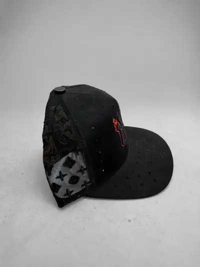 Gorra negra con logo bordado en rojo - miniatura 2