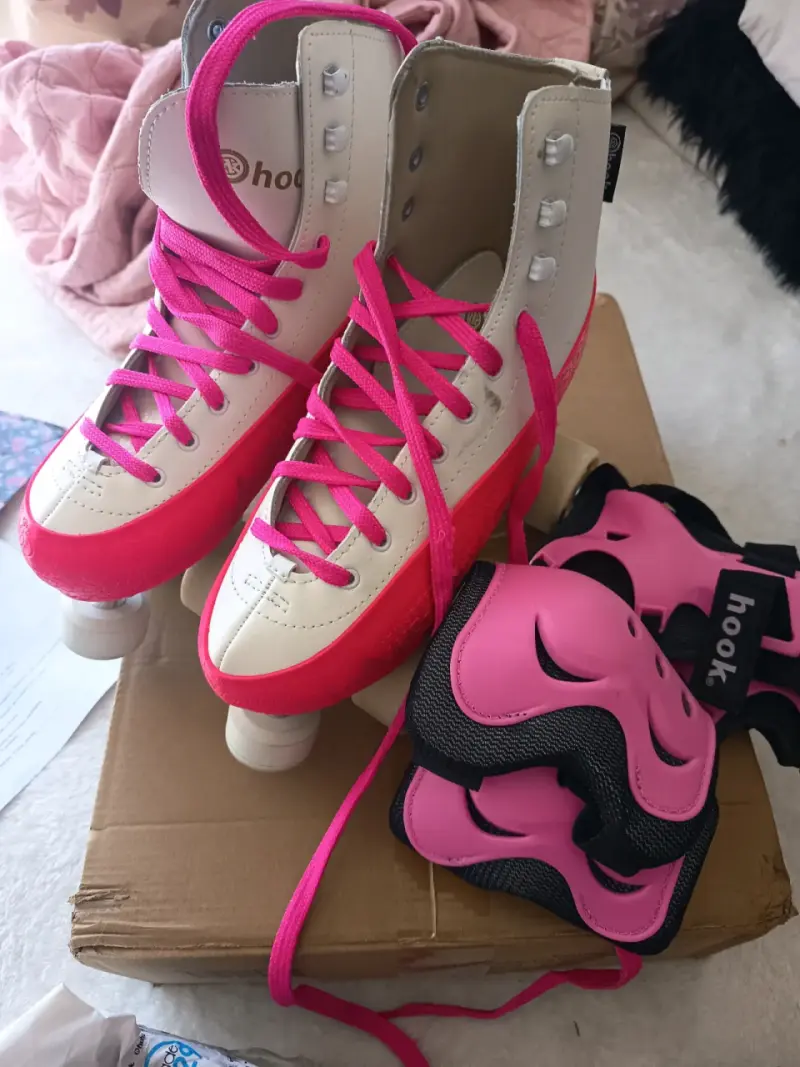 Patines de cuatro ruedas Hook con protecciones