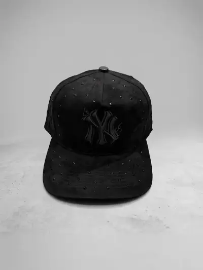 Gorra negra estilo urbano con logo bordado - miniatura 1