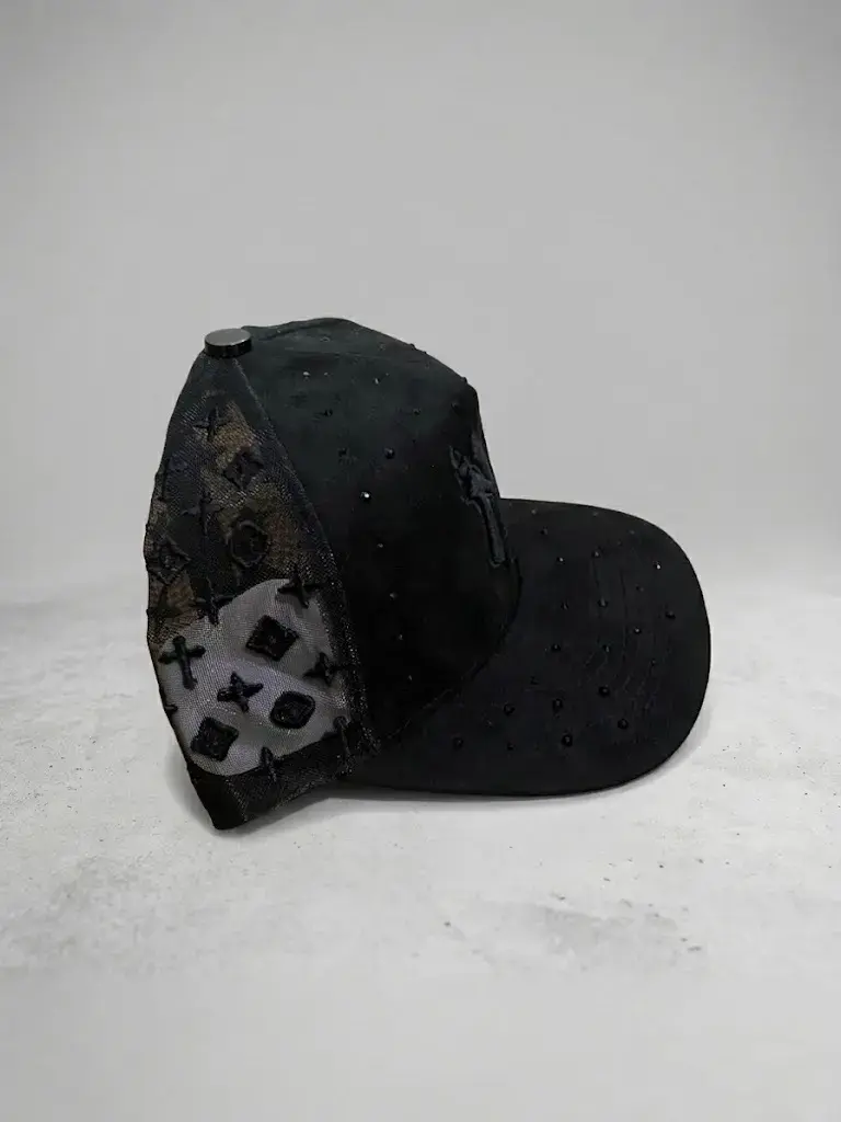 Gorra negra estilo urbano con logo bordado - 2