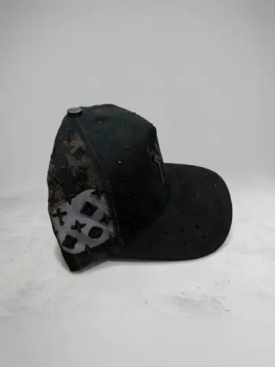 Gorra negra estilo urbano con logo bordado - miniatura 2