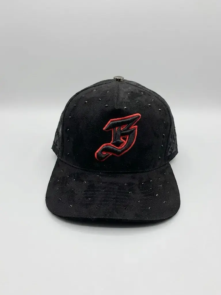 Gorra negra con diseño bordado - 1