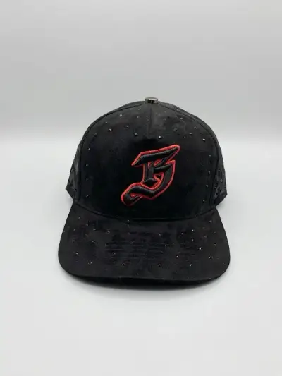 Gorra negra con diseño bordado - miniatura 1