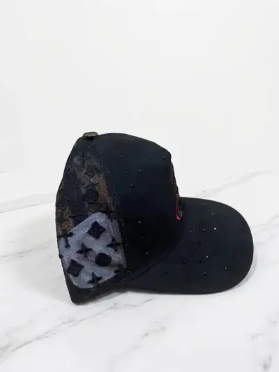 Gorra negra con diseño bordado - miniatura 2