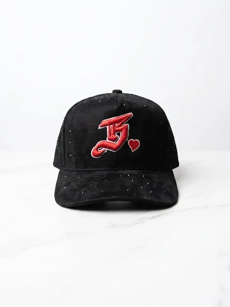 Gorra negra con diseño bordado rojo - 1