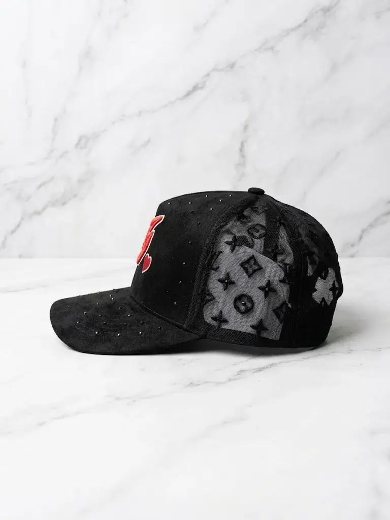 Gorra negra con diseño bordado rojo - 2