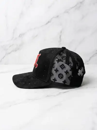Gorra negra con diseño bordado rojo - miniatura 2