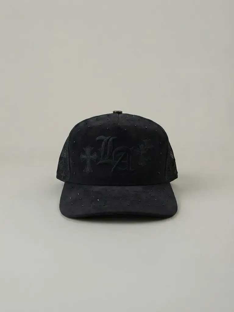 Gorra negra con diseño bordado - 1