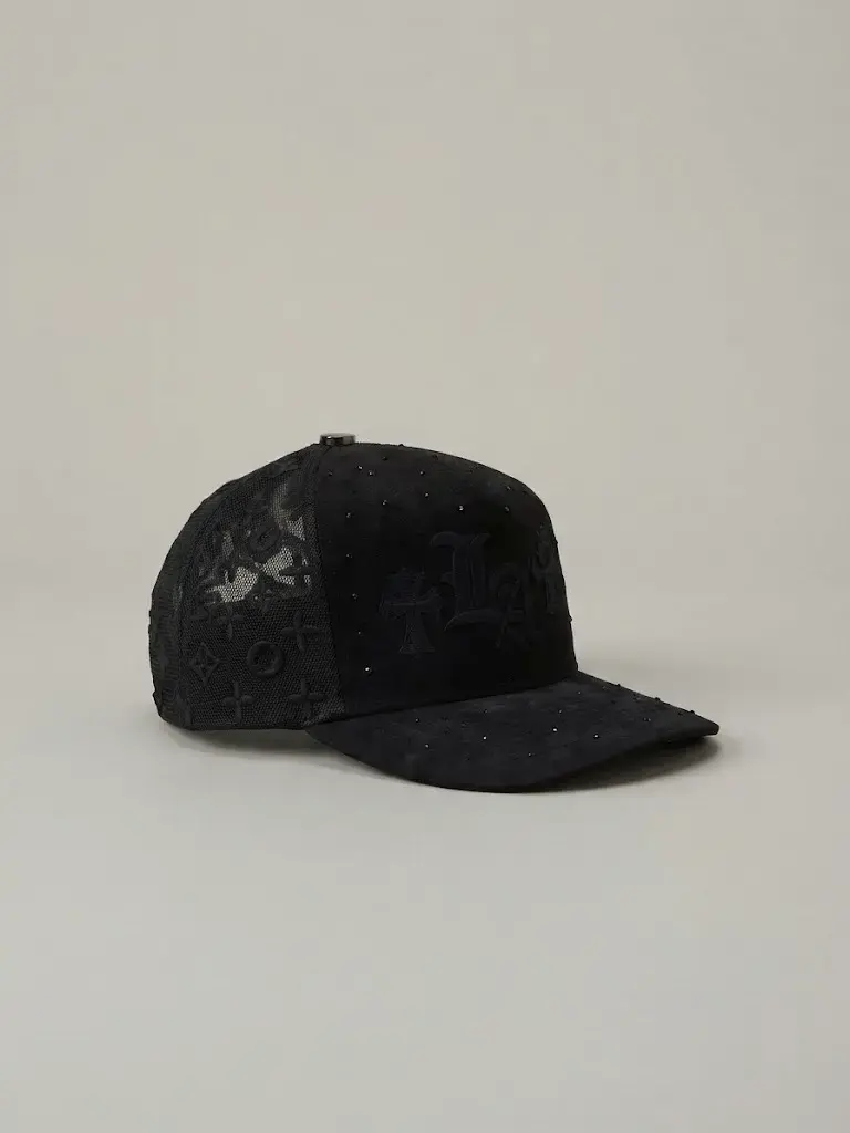 Gorra negra con diseño bordado - 2