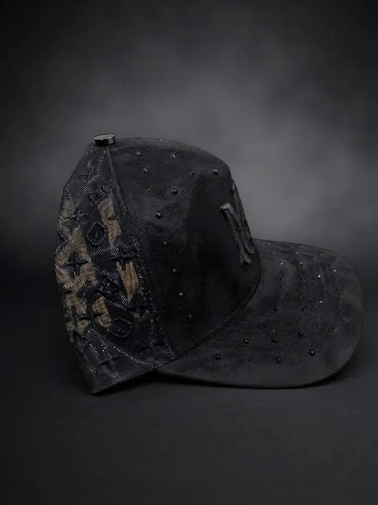 Gorra negra con diseño bordado y detalles brillantes - 2