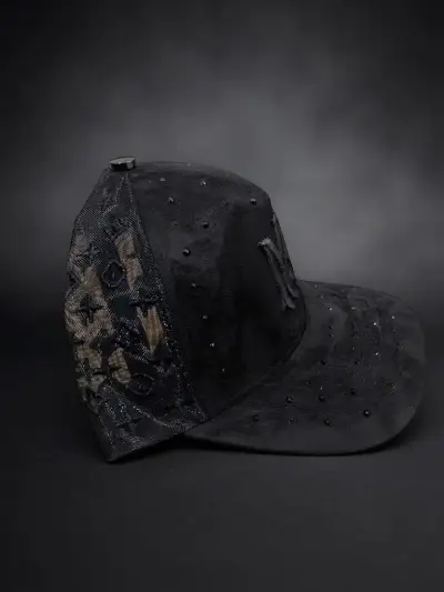 Gorra negra con diseño bordado y detalles brillantes - miniatura 2
