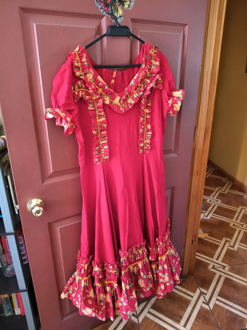 Vestido folclórico rojo con detalles florales