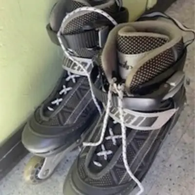 Patines en línea negros con set de protecciones - miniatura 1