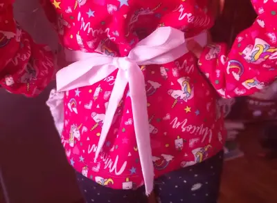 Delantal infantil blanco con bordado de flor - miniatura 2