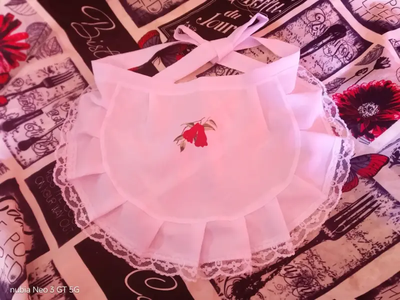 Delantal infantil blanco con bordado de flor - 3