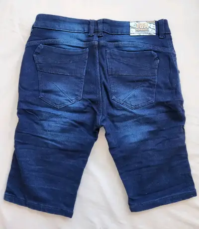Bermudas de mezclilla azul con diseño desgastado - miniatura 2