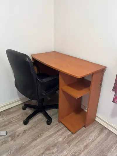 Escritorio de madera con silla giratoria - miniatura 1