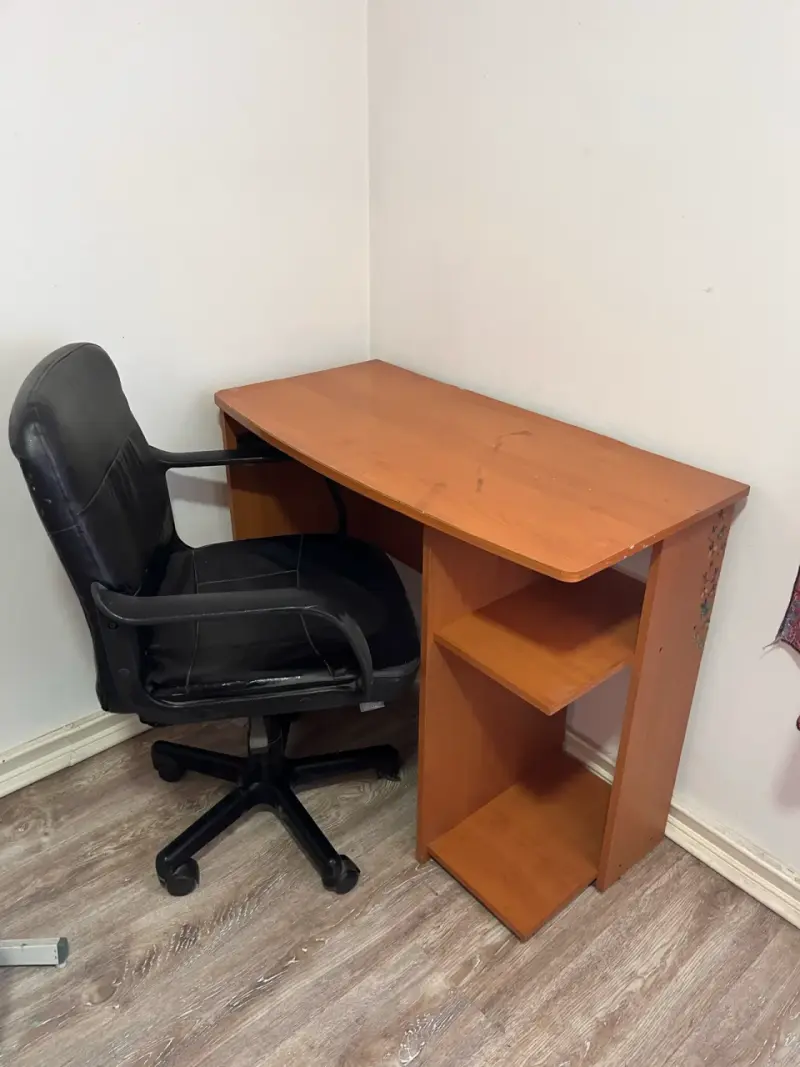 Escritorio de madera con silla giratoria - 2