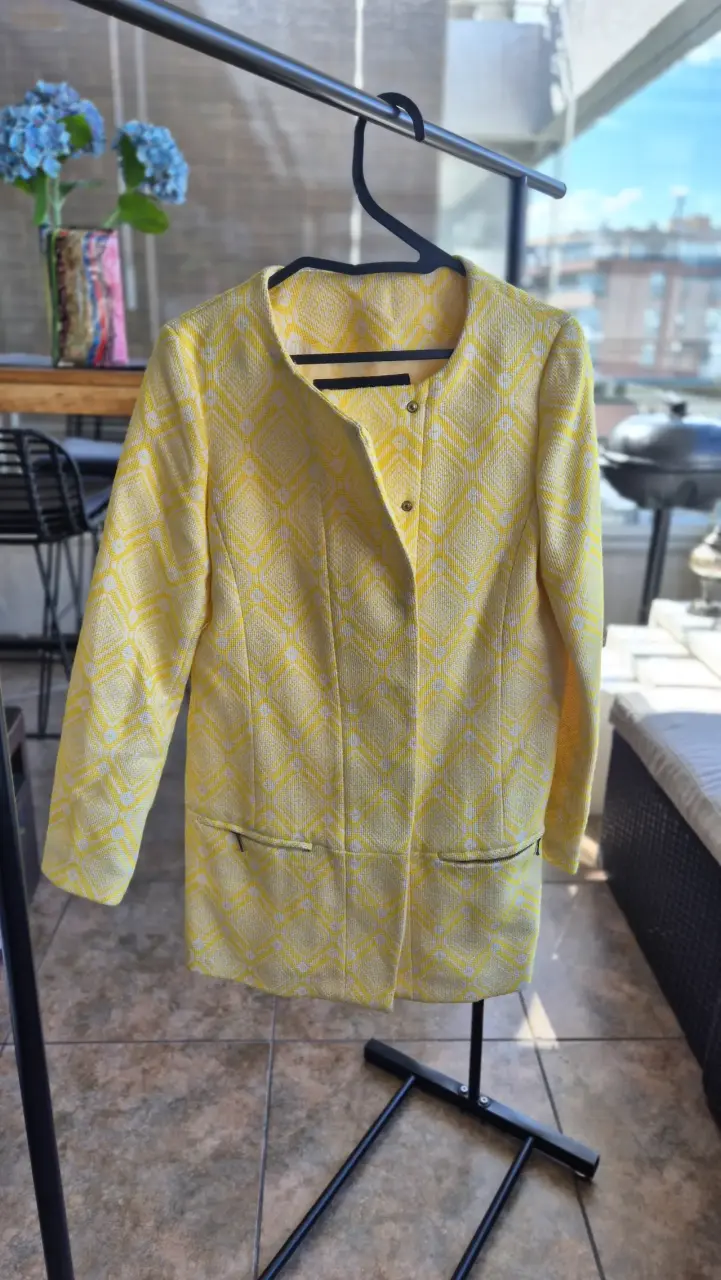 Abrigo amarillo con diseño geométrico para mujer - 1
