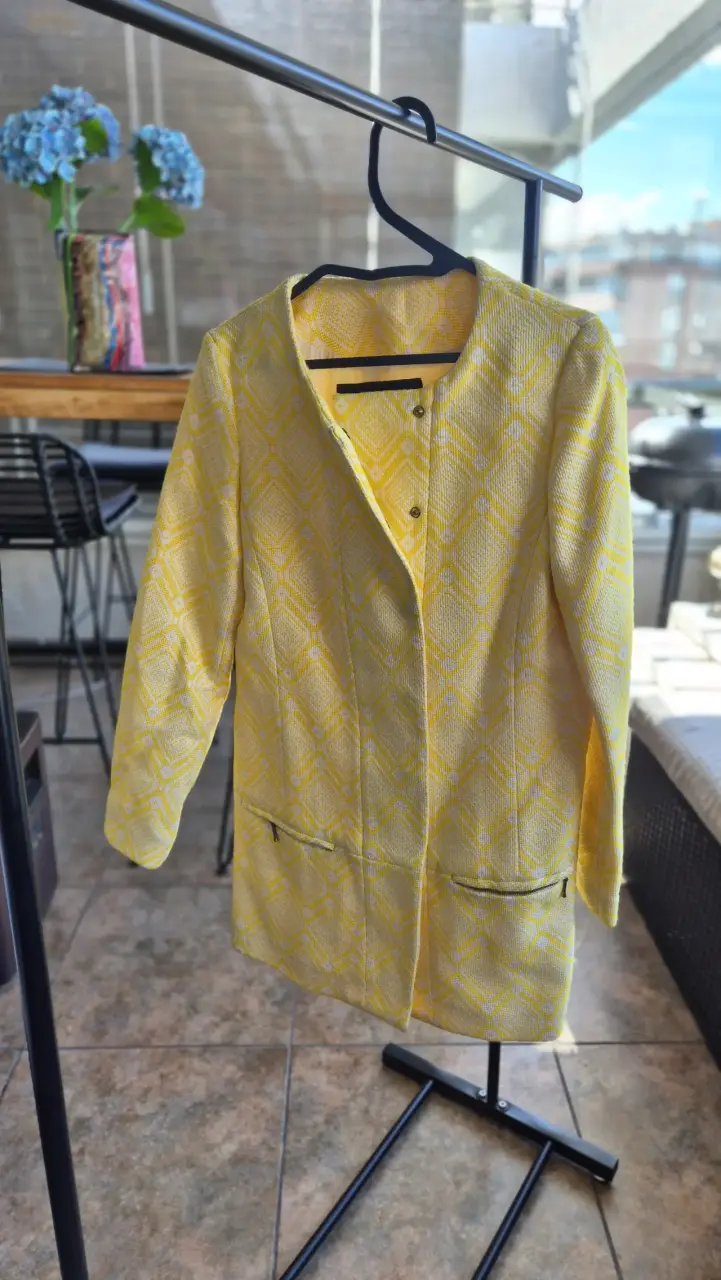 Abrigo amarillo con diseño geométrico para mujer - 3
