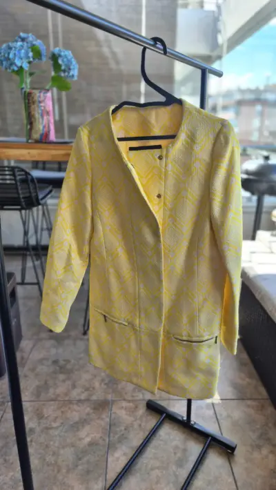 Abrigo amarillo con diseño geométrico para mujer - miniatura 3
