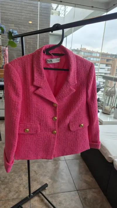 Chaqueta rosa de mujer Zara con botones dorados - miniatura 1